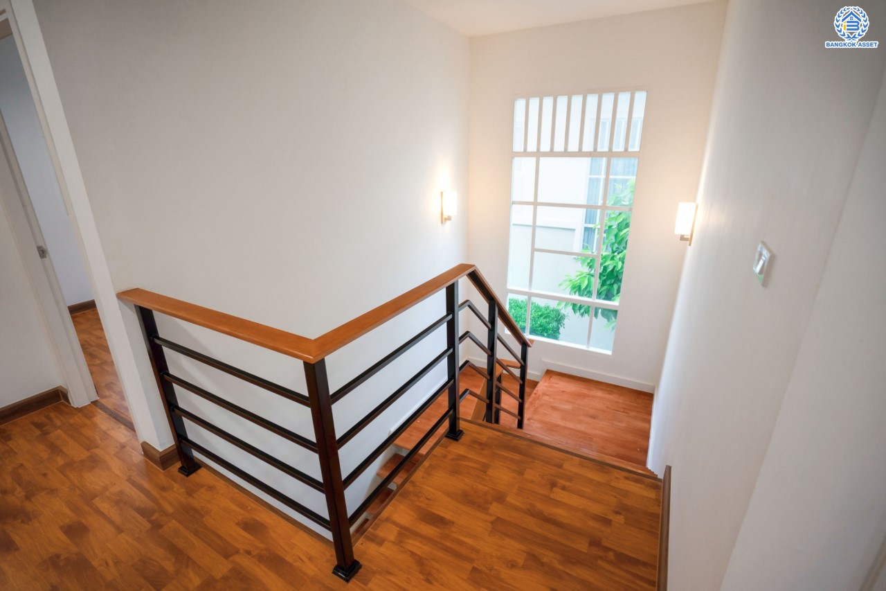 บ้านมือสองตกแต่งใหม่ ม.เดอะแพลนท์ วัชรพล หลังมุม เนื้อที่ 54 ตร.ว. ฟังก์ชัน 3 ห้องนอน 3 ห้องน้ำ จอดรถได้ 2 คัน Facilities ครบครัน บนทำเลเชื่อมต่อหลายเส้นทาง ถ.รามอินทรา ถ.สายไหม และ ถ.พหลโยธิน ใกล้สนามบินดอนเมือง ทางด่วน "รามอินทรา" และรถไฟฟ้าสายสีเขียว "สถานีคูคต"